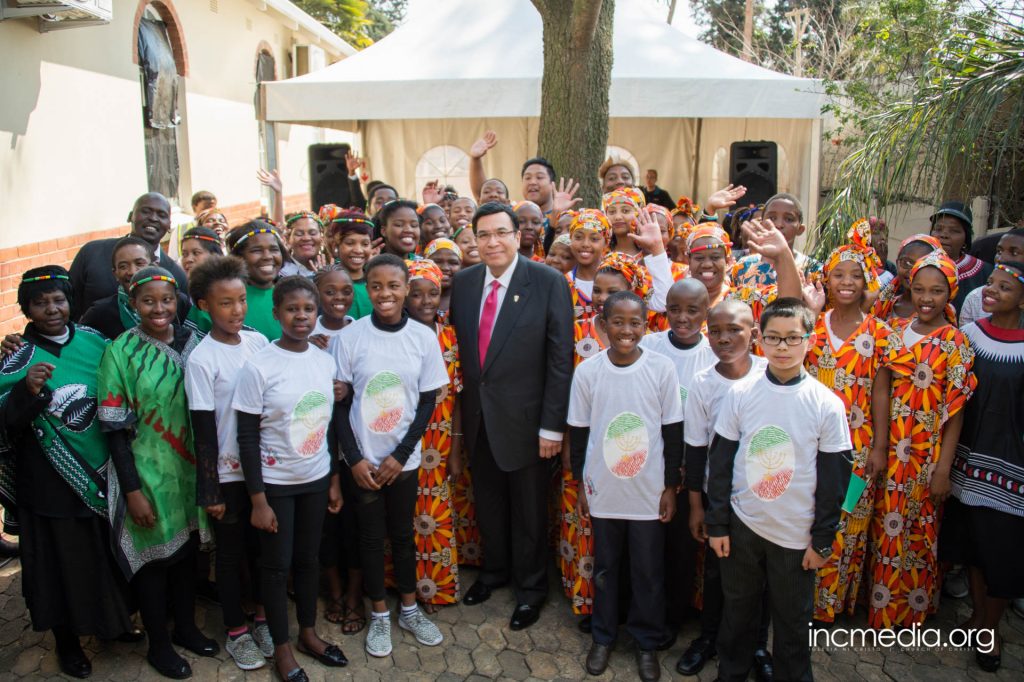 Group of Africans posing for photo with Brother Eduardo V. Manalo (Executive Minister of INC)