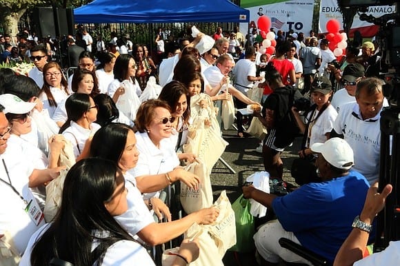 Volunteers of the FYM Foundation distribute care packages to residents of Brownsville 