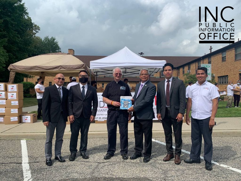 Catholic Pastor James Brown receives a Pasugo: God’s Message magazine from INC’s New Jersey District Supervising Minister Brother Alex Reyes and other INC Ministers
